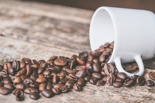 咖啡豆和白杯 · 免费素材图片