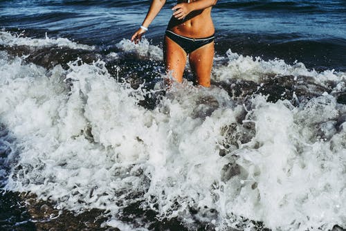 站在水体上的女人 · 免费素材图片
