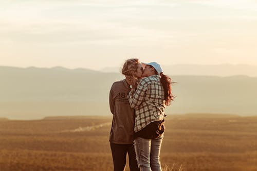 情侣接吻 · 免费素材图片