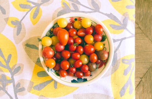 碗西红柿在纺织品上 · 免费素材图片