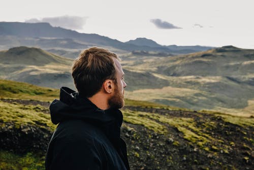 男人穿连帽衫 · 免费素材图片