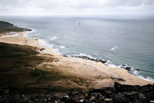 海岸线和水体的鸟瞰图 · 免费素材图片
