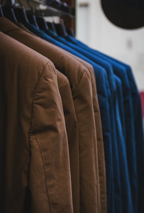 棕色和蓝色外套 · 免费素材图片