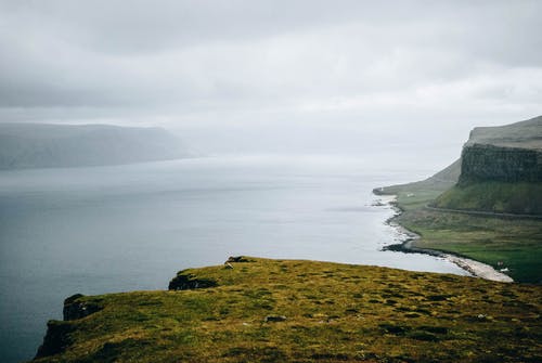 悬崖在水体附近的航拍照片 · 免费素材图片