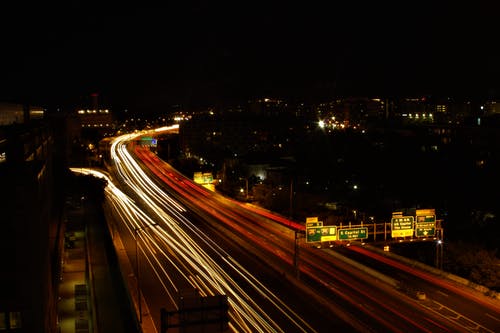 夜间平移道路上的车辆摄影 · 免费素材图片