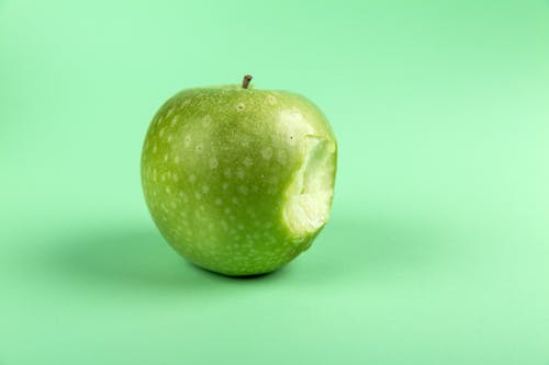 格兰尼史密斯苹果咬一口 · 免费素材图片
