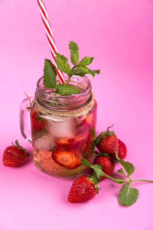 透明玻璃罐装水和草莓 · 免费素材图片