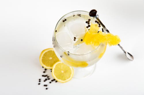 酒与冰块和黄色水果切片 · 免费素材图片