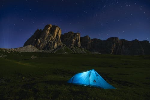 山附近的蓝色圆顶帐篷 · 免费素材图片