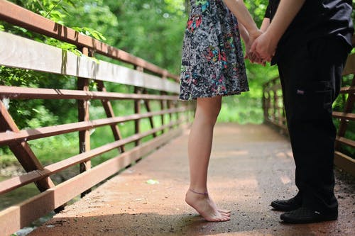 夫妇站在桥上 · 免费素材图片