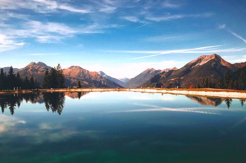 布朗山环绕湖的风景摄影 · 免费素材图片