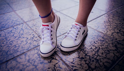 一对白色低帮运动鞋 · 免费素材图片