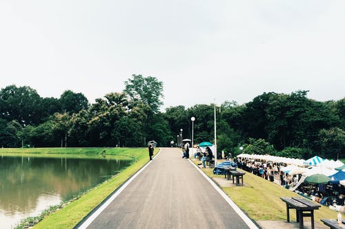 一群人靠近路和水的身体 · 免费素材图片