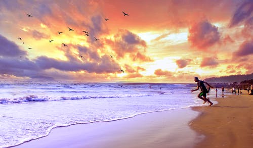 男子奔向水 · 免费素材图片