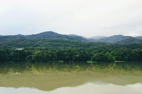 水体附近的山脉 · 免费素材图片