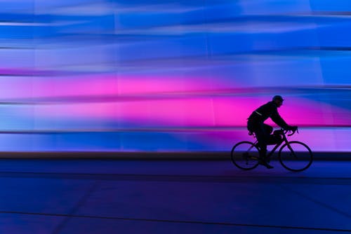 人骑通勤自行车的剪影 · 免费素材图片