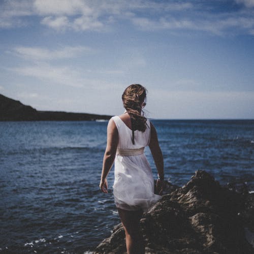 女人穿着白色无袖连衣裙 · 免费素材图片