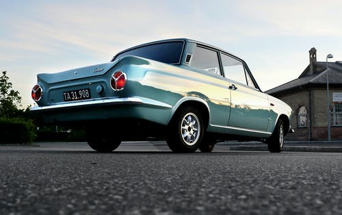 老式蓝色车停在洋房附近 · 免费素材图片