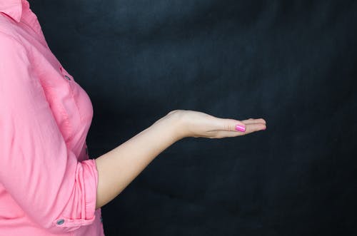 女人穿着粉红色的衬衫 · 免费素材图片