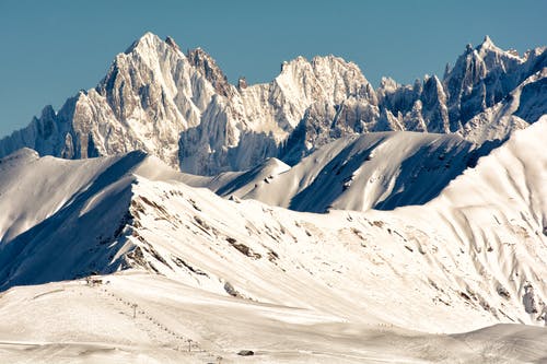蓝蓝的天空下白雪覆盖的山 · 免费素材图片