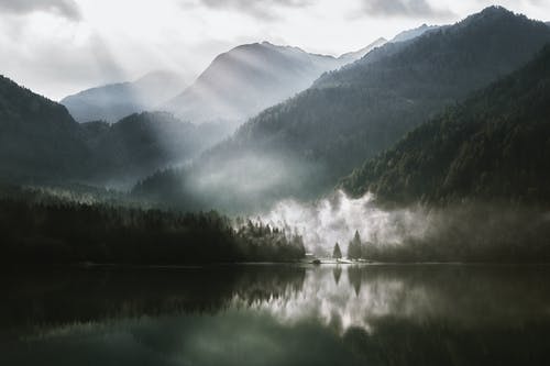 被山包围的湖 · 免费素材图片