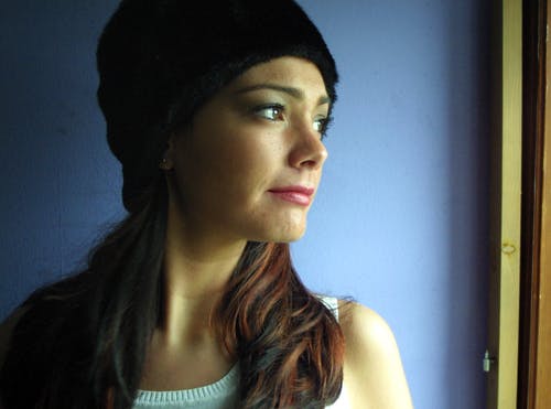 面对侧面的女人 · 免费素材图片