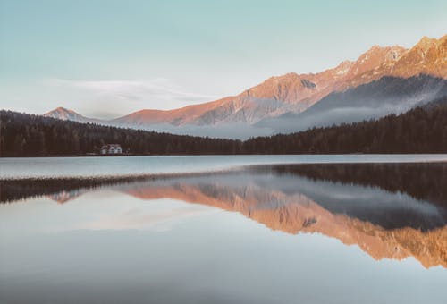 山附近的水域 · 免费素材图片