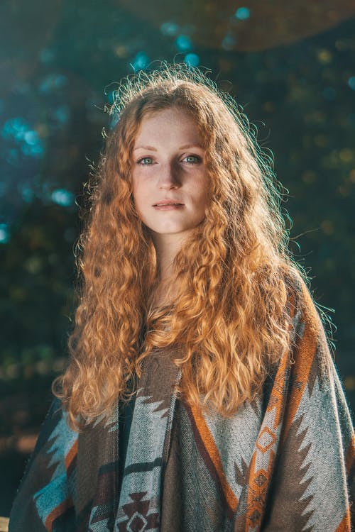 常设女人穿着雨披 · 免费素材图片