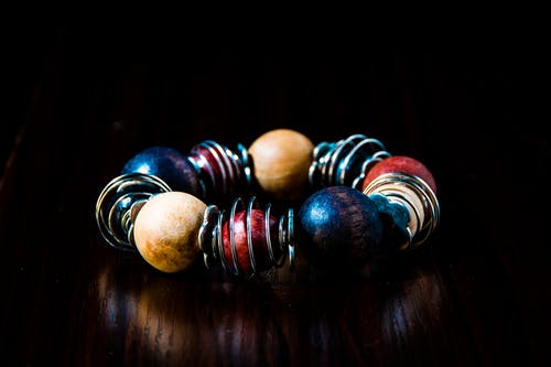蓝色，红色，米色和银色串珠手链 · 免费素材图片