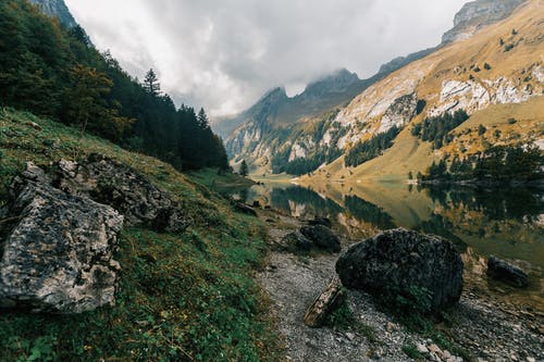 多云的天空下山间河 · 免费素材图片