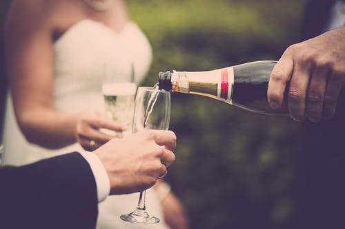 新婚人士喝香槟 · 免费素材图片