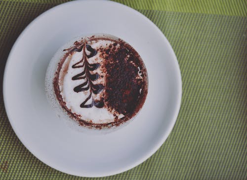 白色陶瓷板上的卡布奇诺咖啡蛋糕 · 免费素材图片