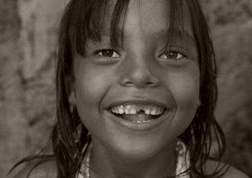 女孩微笑 · 免费素材图片