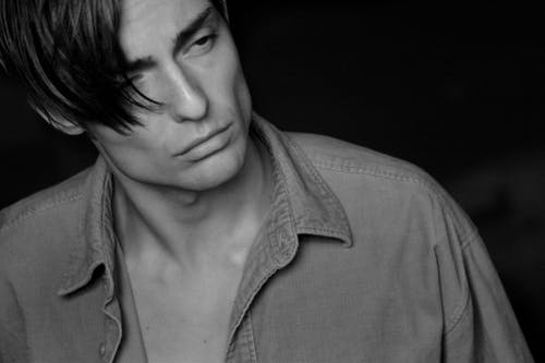 人在礼服衬衫的灰度照片 · 免费素材图片