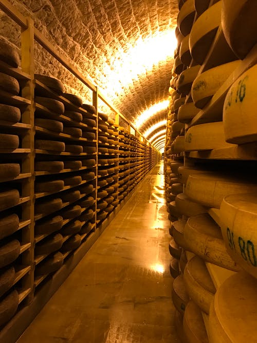 房间内的棕色木架 · 免费素材图片