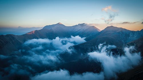 山与蓝蓝的天空作为backgroundw摄影 · 免费素材图片