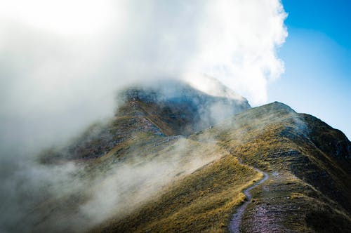 风景摄影云雾笼罩的山顶 · 免费素材图片