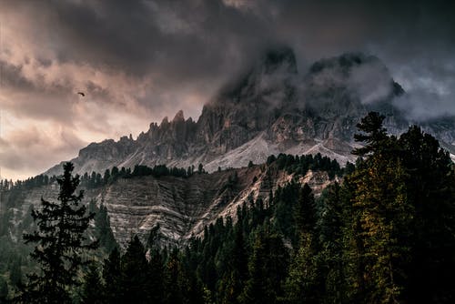 黑色和灰色的云层覆盖着冰山的照片 · 免费素材图片