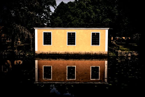 水体旁边的米色和白宫 · 免费素材图片