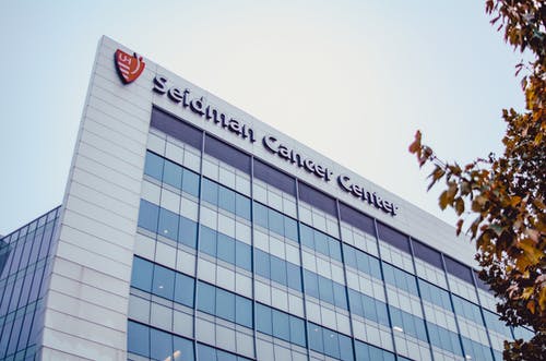 白天的塞德曼癌症中心大楼 · 免费素材图片