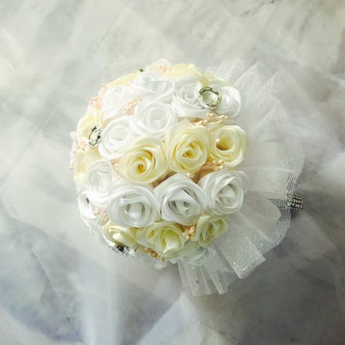 白色和黄色的花朵餐桌装饰 · 免费素材图片