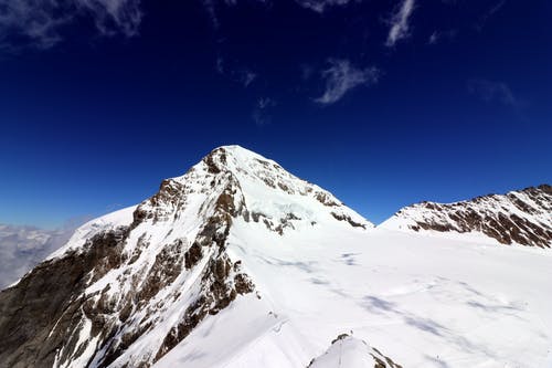 被雪包围的山的照片 · 免费素材图片