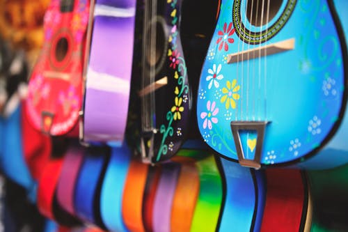 蓝色，紫色和绿色的原声吉他 · 免费素材图片