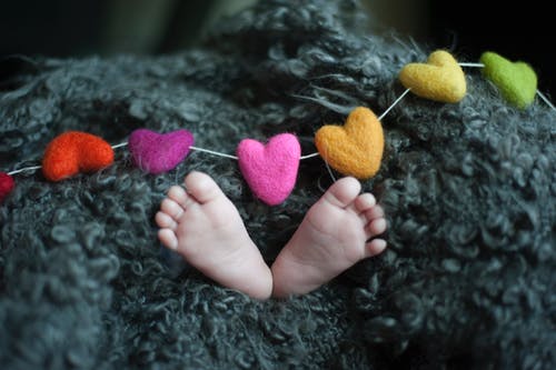 婴儿的脚覆盖着黑色羊毛纺织 · 免费素材图片