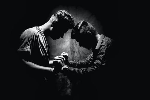两名男子手牵着手的灰度照片 · 免费素材图片