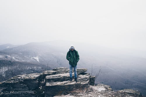 男人穿着绿色的全拉链雪夹克 · 免费素材图片