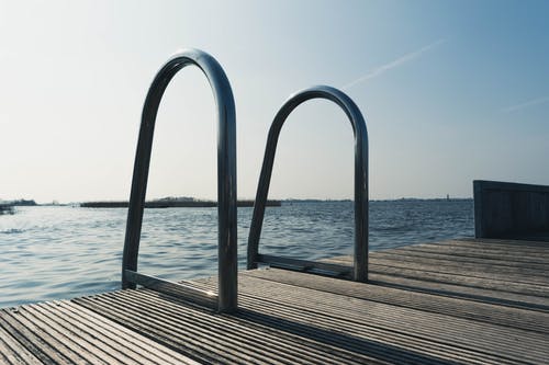 灰色不锈钢泳池梯 · 免费素材图片