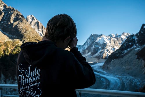 拿着照相机的黑有冠乌鸦的人 · 免费素材图片