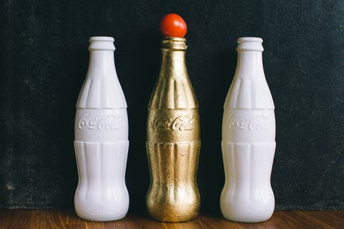 三个白色和黄铜可口可乐瓶 · 免费素材图片