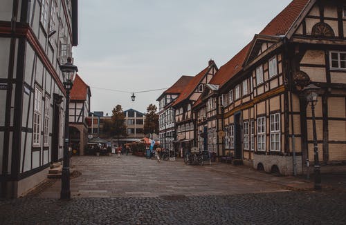 灰色和棕色混凝土结构 · 免费素材图片